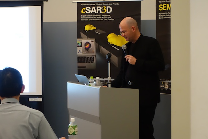 Prof. Niels Kuster performing cSAR3D demo.